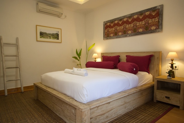 B. Saya Villa